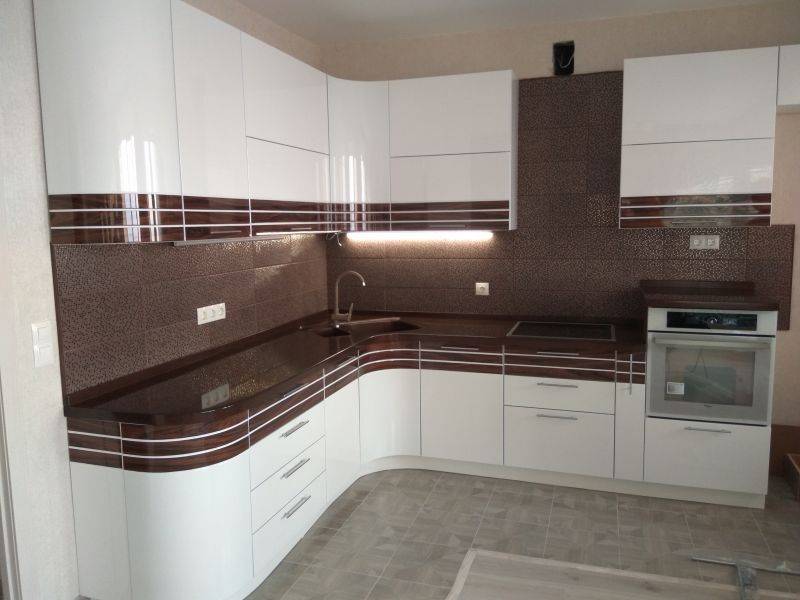 угловая кухня со вставкой из шпона в Костроме