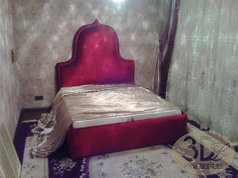 мягкая красная кровать с высоким изголовьем в Костроме