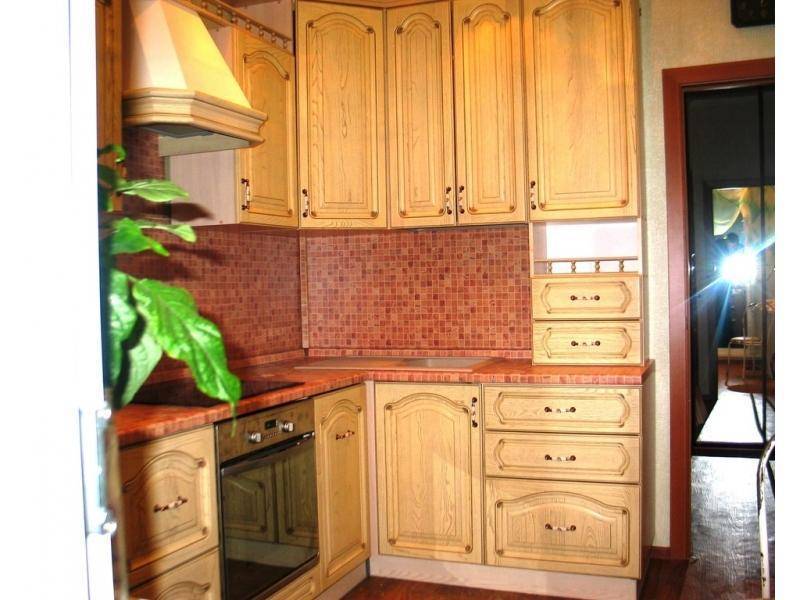 угловая классическая кухня в Костроме