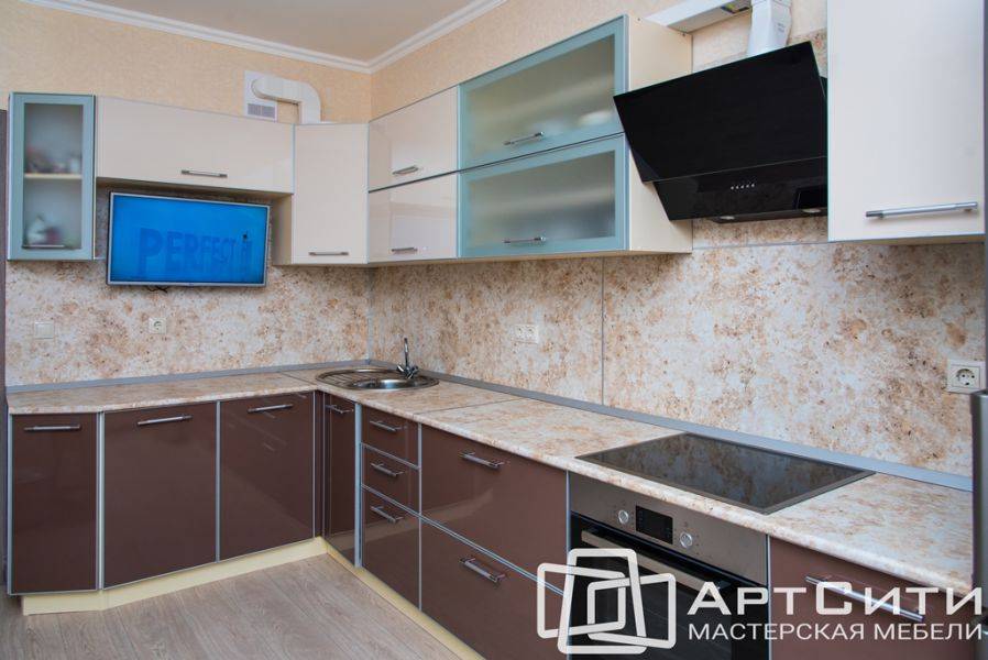 угловая бежевая кухня в Костроме
