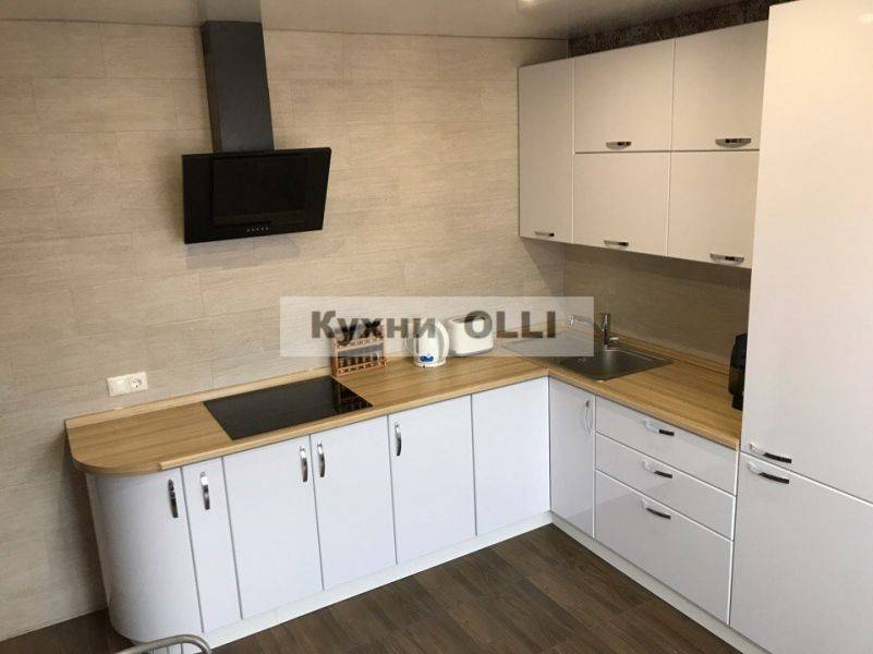 белая угловая кухня в Костроме