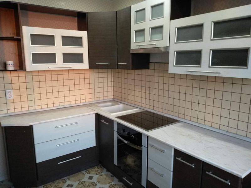 угловая кухня комбинированные фасады в Костроме