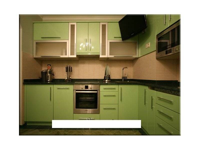 угловая зеленая кухня в Костроме