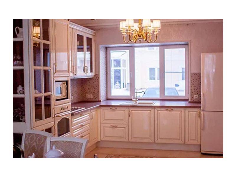 белая кухня из массива сосны в Костроме
