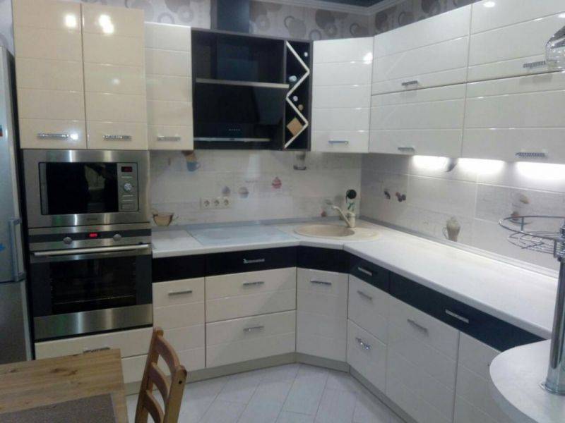 угловая глянцевая кухня в Костроме