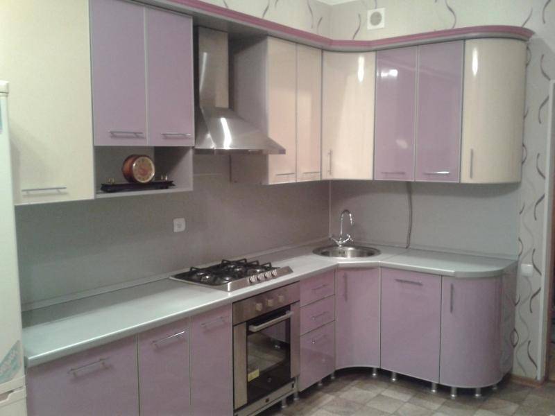 светлая кухня из пластика в Костроме