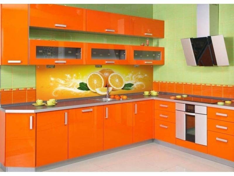яркая угловая кухня в Костроме