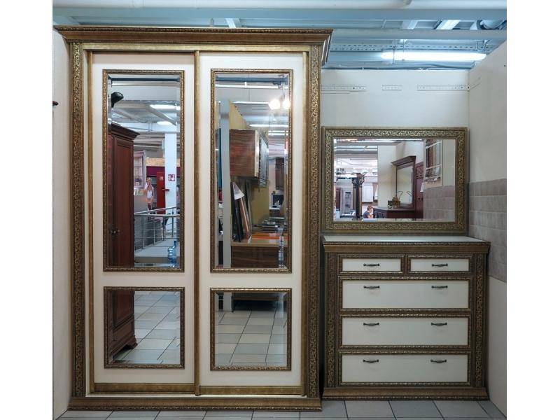 прихожая с комодом и зеркалом в Костроме